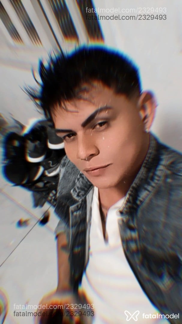 Acompanhante homem com cabelo colorido de olhos pretos - Joe Martins