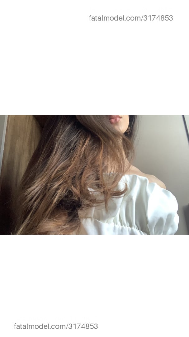 Acompanhante mulher com cabelo castanho de olhos mel - Lívia Alencar