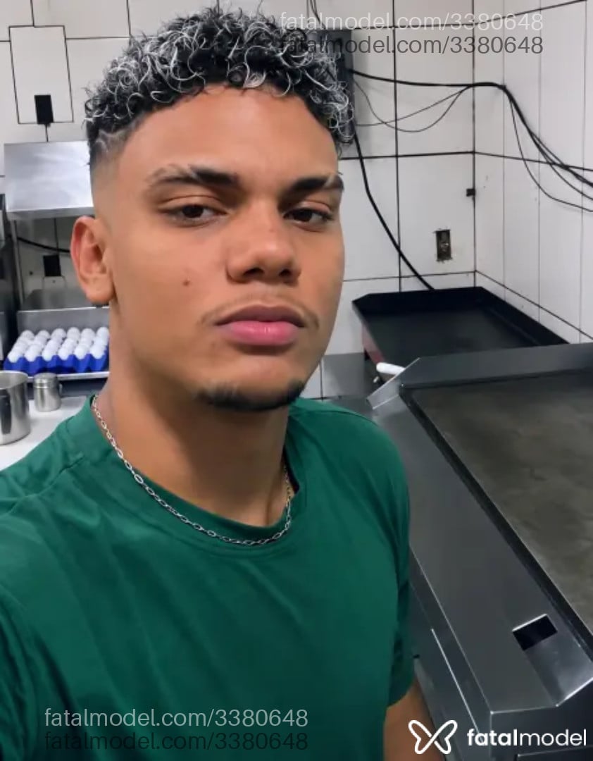 Acompanhante homem com cabelo castanho de olhos castanhos - Alexsandro