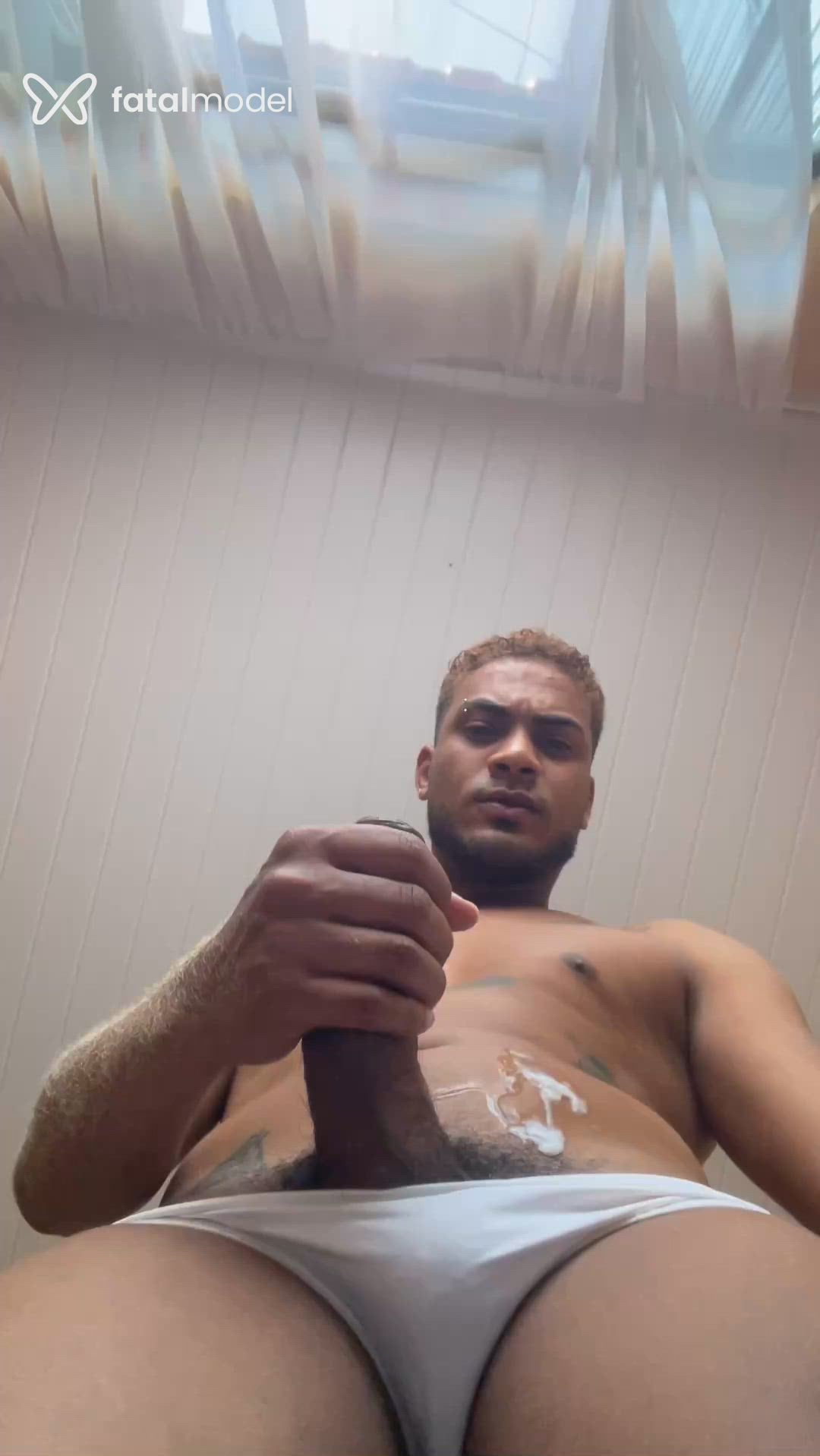 Acompanhante homem com cabelo castanho de olhos castanhos - Preto Raro