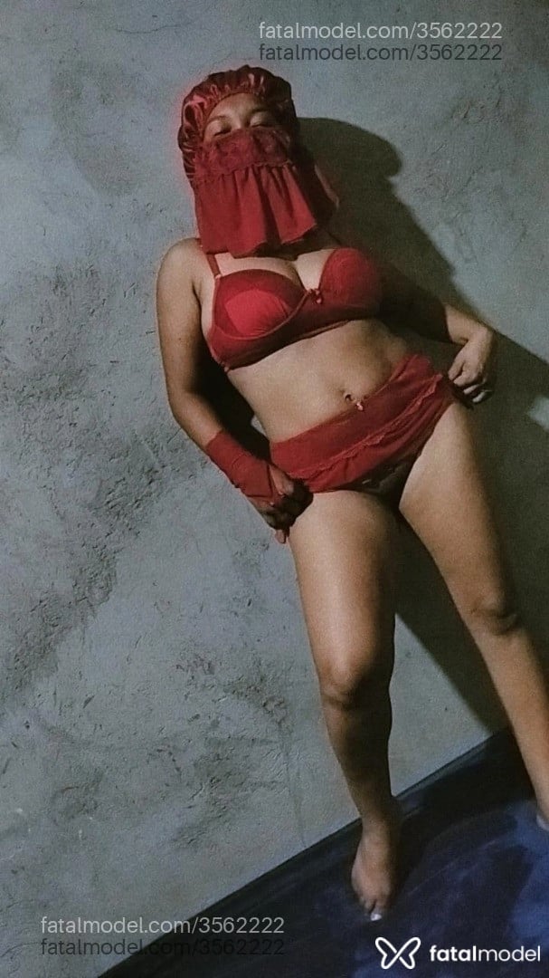 Acompanhante mulher morena (o) de olhos pretos - Chapeuzin Vermelho