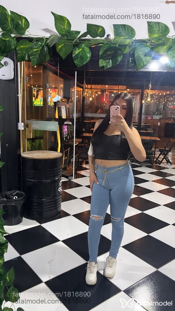 Acompanhante mulher trans com cabelo castanho de olhos castanhos - Julia Pimentel
