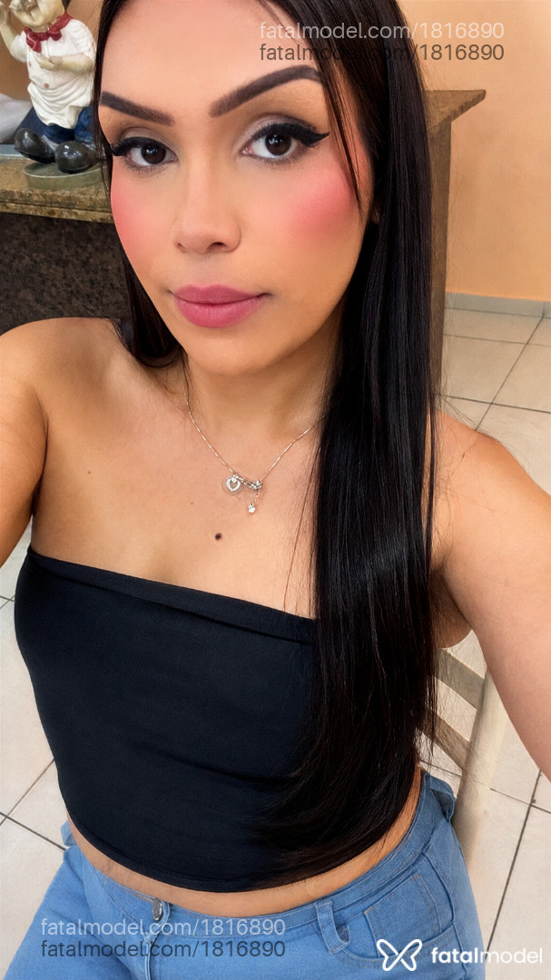 Acompanhante mulher trans com cabelo castanho de olhos castanhos - Julia Pimentel
