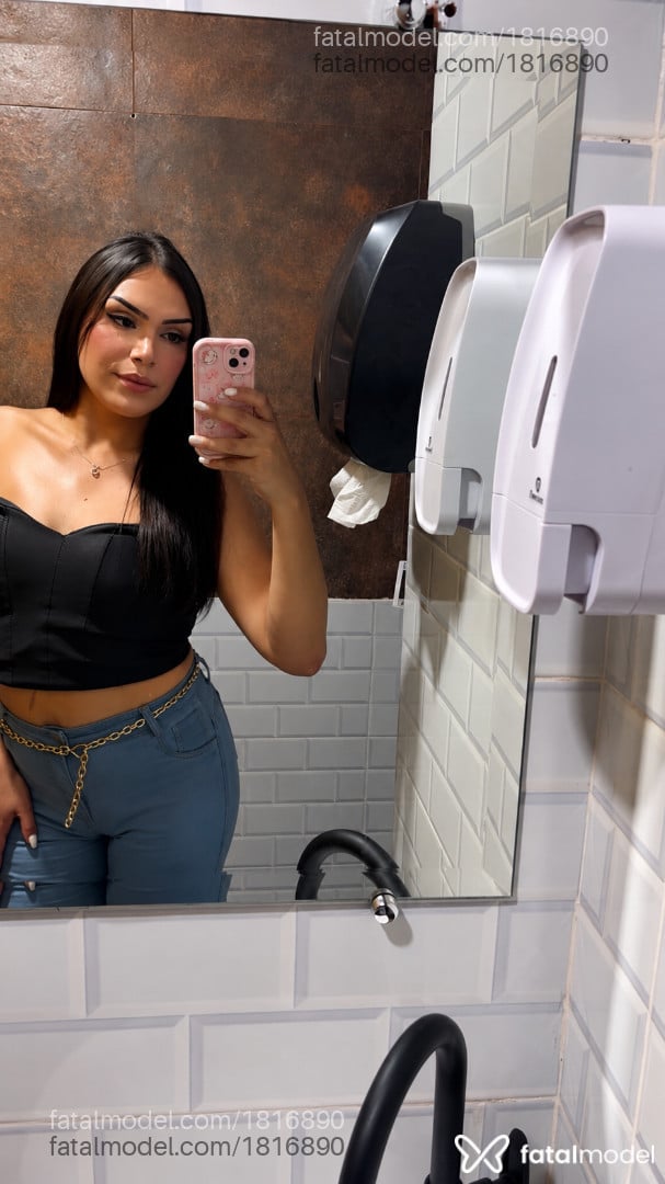 Acompanhante mulher trans com cabelo castanho de olhos castanhos - Julia Pimentel