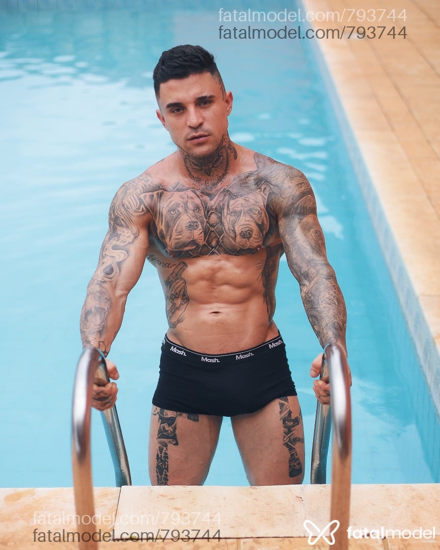 Acompanhante homem com cabelo castanho de olhos castanhos - Mazzagem Tantrlca