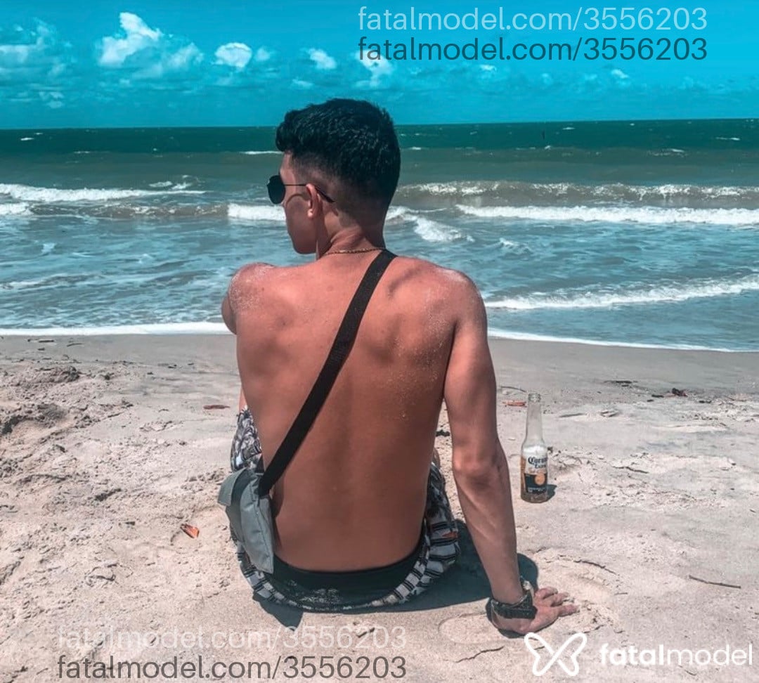 Acompanhante homem com cabelo castanho de olhos castanhos - Josué