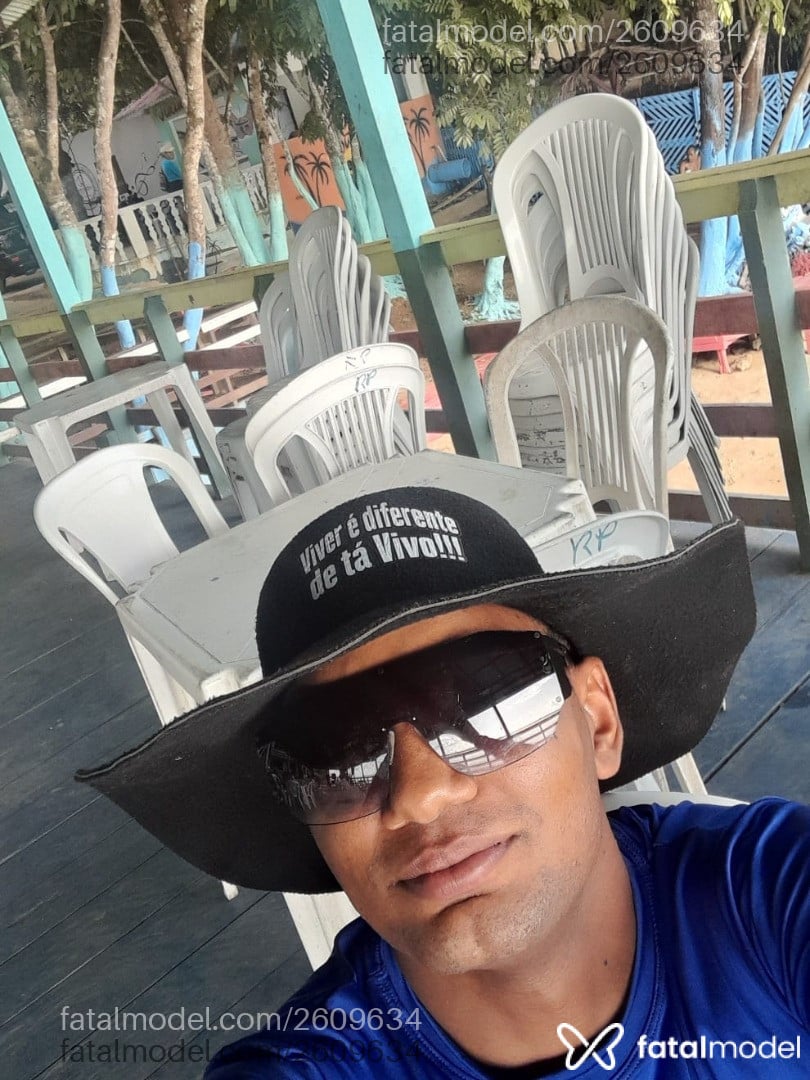 Acompanhante homem com cabelo grisalho de olhos castanhos - Rrikino