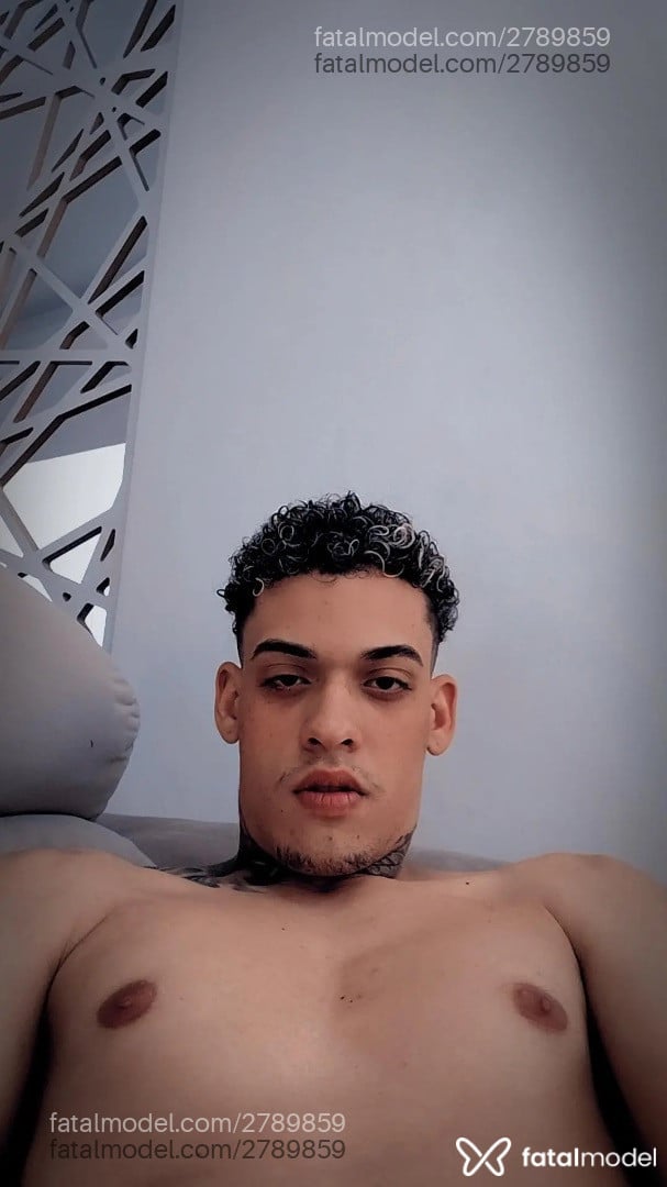 Acompanhante homem loira (o) de olhos castanhos - Victor