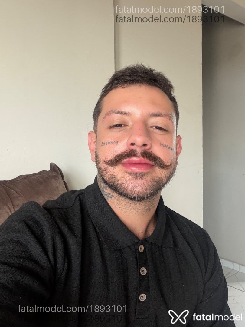 Acompanhante homem com cabelo castanho de olhos pretos - Lucas Rafael