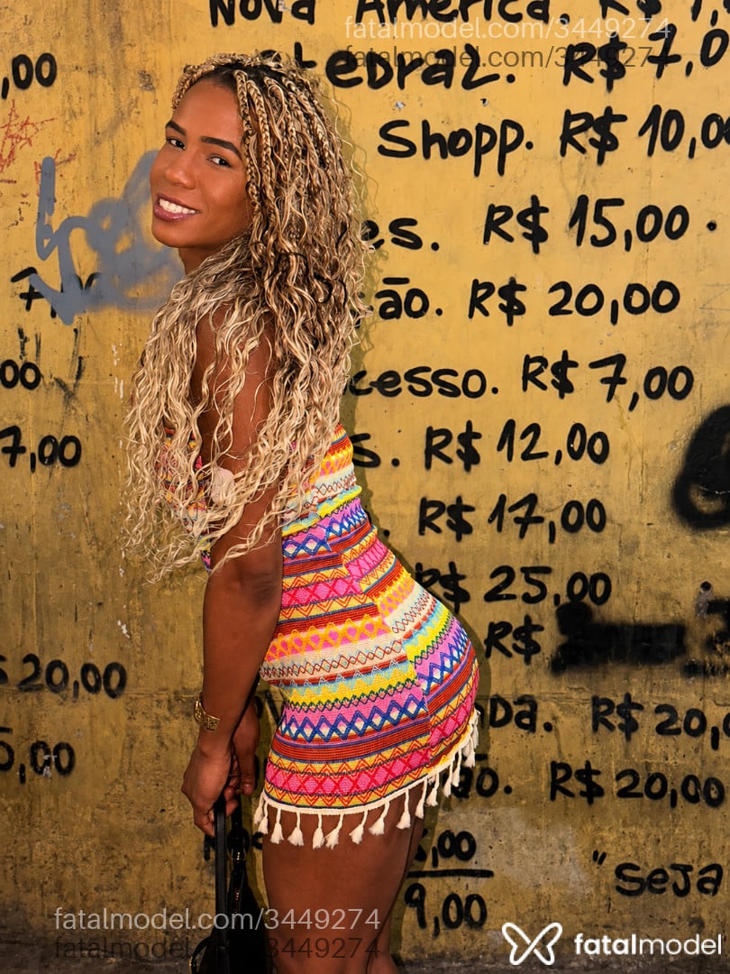 Acompanhante mulher trans morena (o) de olhos pretos - Vicktoria Badgilr