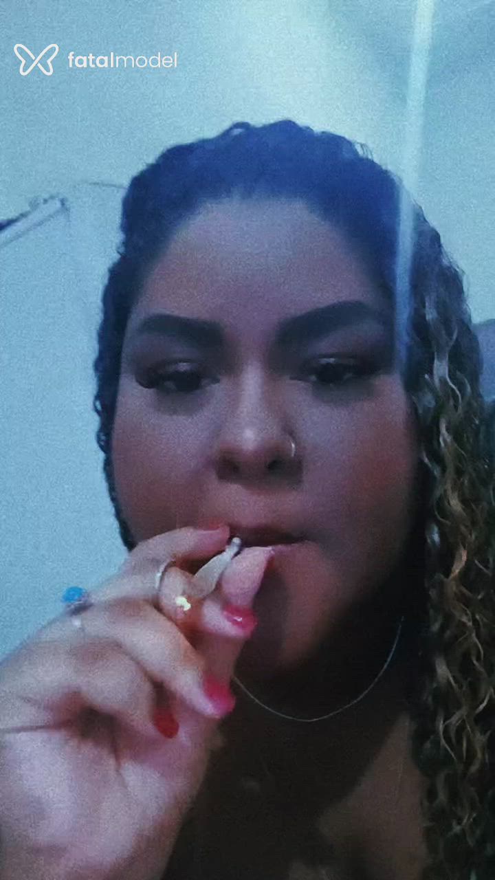 Acompanhante mulher com cabelo castanho de olhos pretos - Abila Acompanhante mulher com cabelo castanho de olhos pretos - Abila