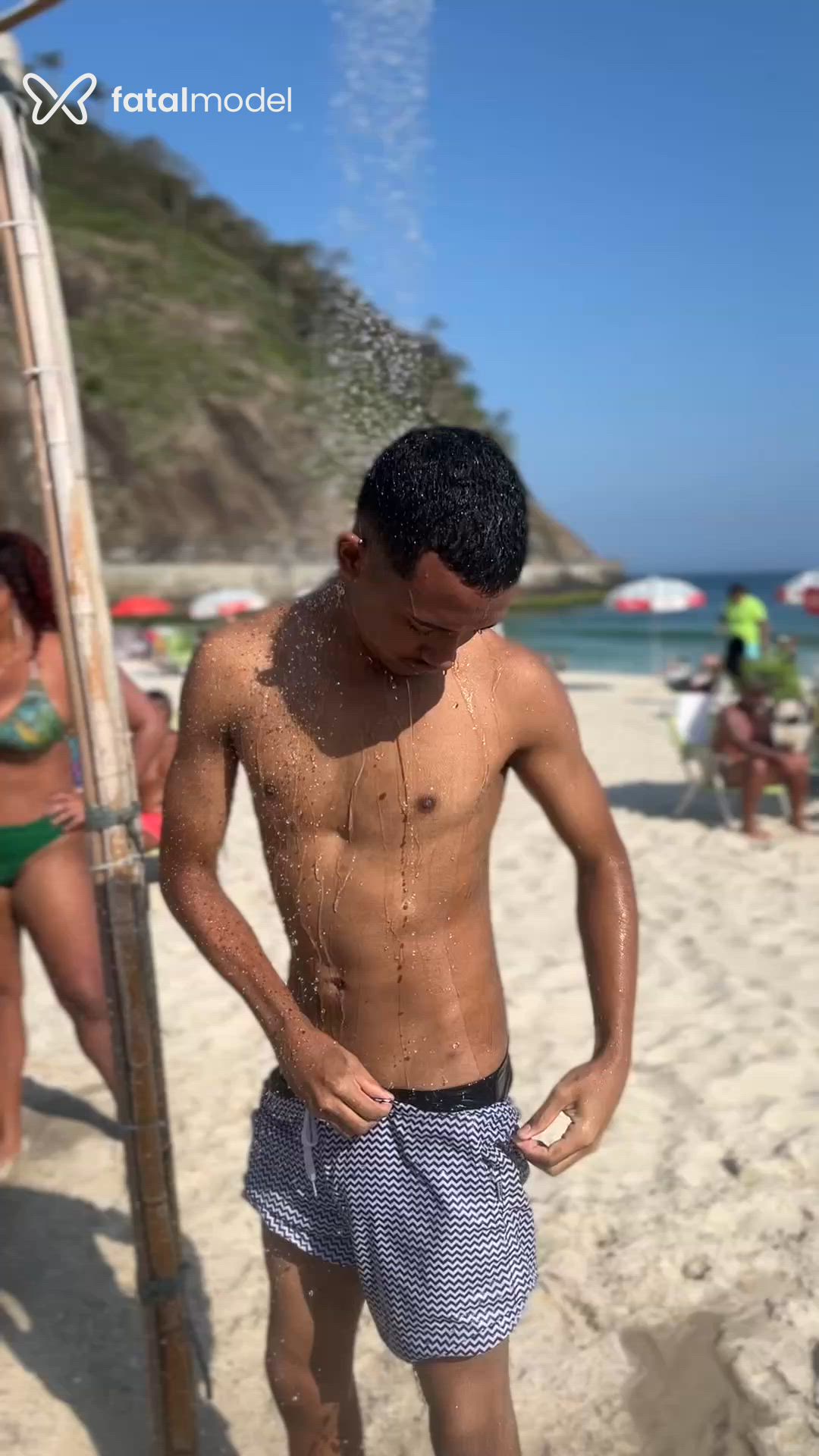 Acompanhante homem morena (o) de olhos pretos - Martins