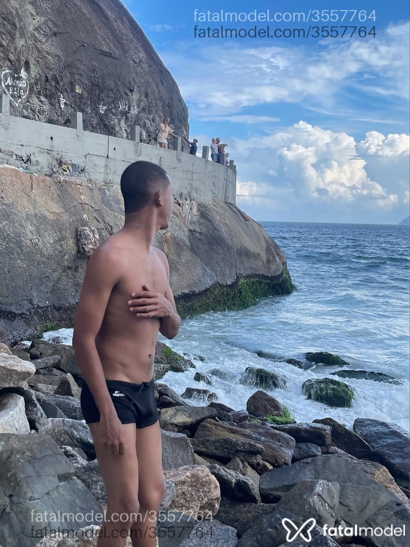 Acompanhante homem morena (o) de olhos pretos - Martins