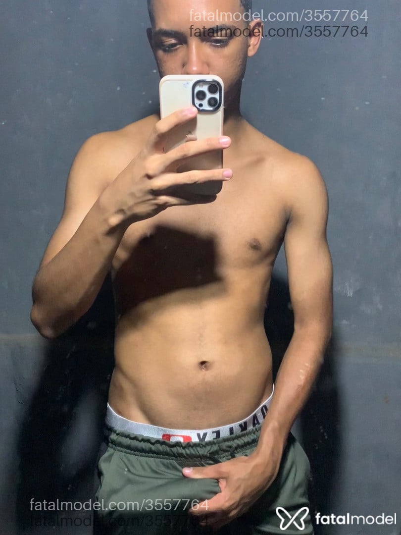 Acompanhante homem morena (o) de olhos pretos - Martins