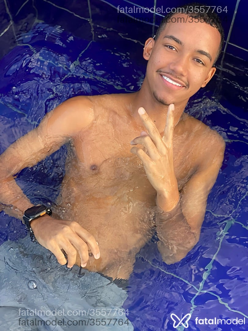 Acompanhante homem morena (o) de olhos pretos - Martins