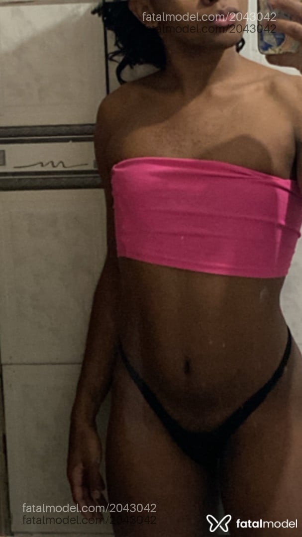 Acompanhante não-binário com cabelo castanho de olhos pretos - Giselle