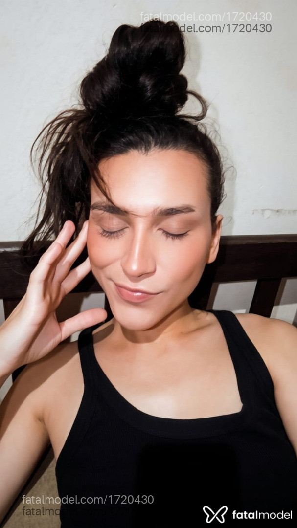 Acompanhante mulher trans morena (o) de olhos castanhos - Lua
