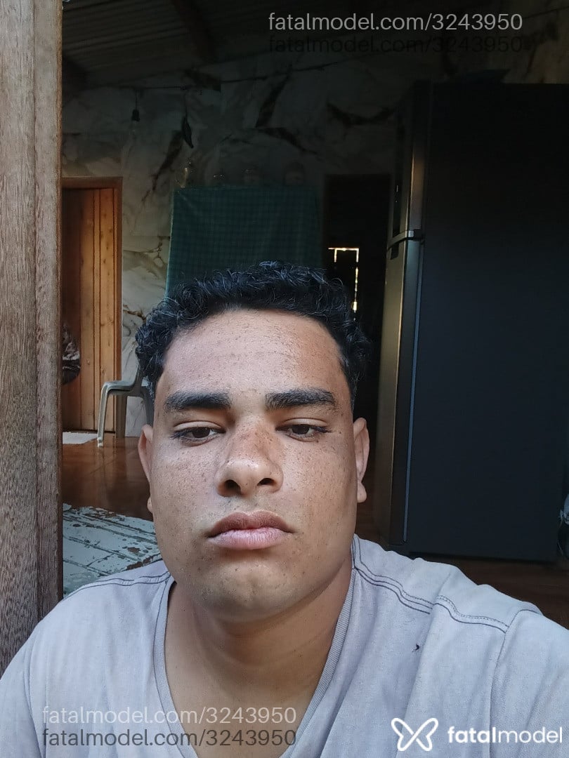 Acompanhante homem morena (o) de olhos castanhos - Tomas Schimidt