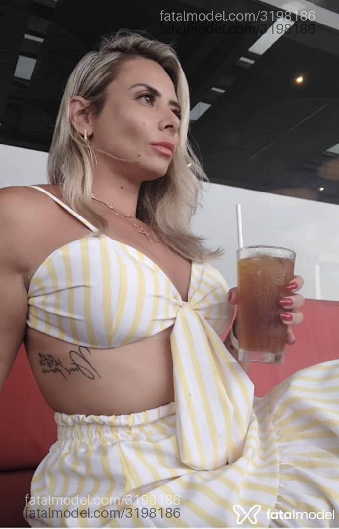 Acompanhante mulher loira (o) de olhos castanhos - Dany