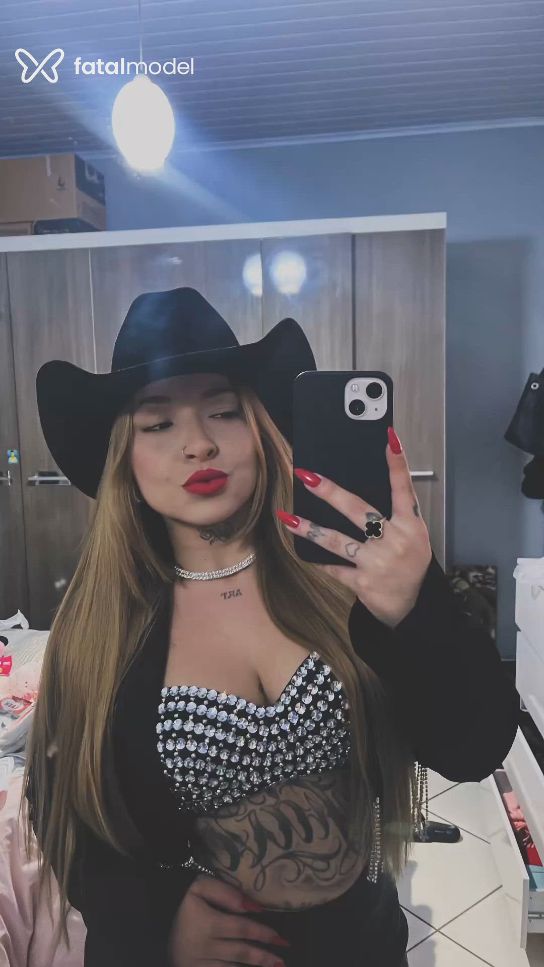 Acompanhante mulher loira (o) de olhos castanhos - Clara