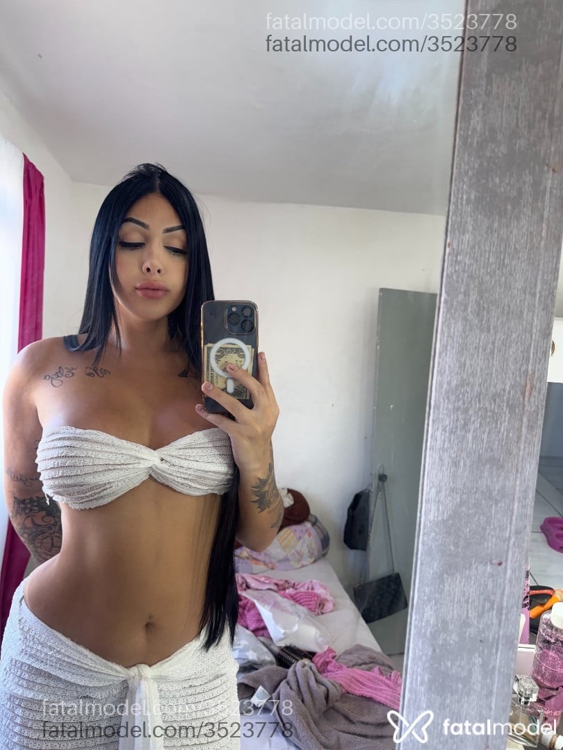 Acompanhante mulher trans morena (o) de olhos castanhos - Júlia Matias