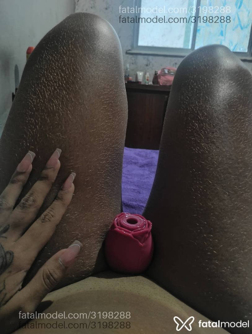 Acompanhante mulher loira (o) de olhos castanhos - Sasha