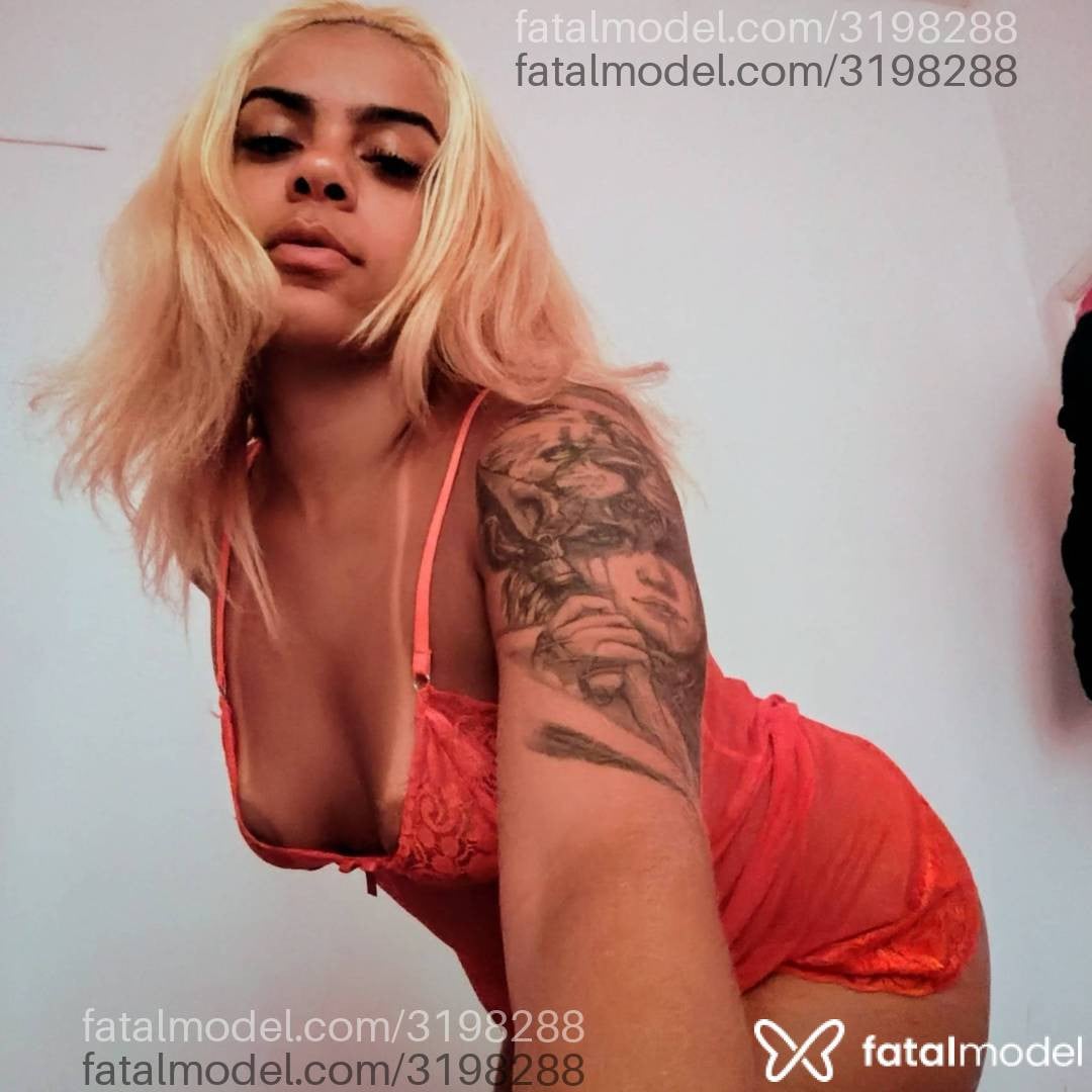 Acompanhante mulher loira (o) de olhos castanhos - Sasha