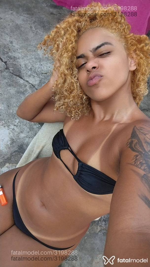 Acompanhante mulher loira (o) de olhos castanhos - Sasha