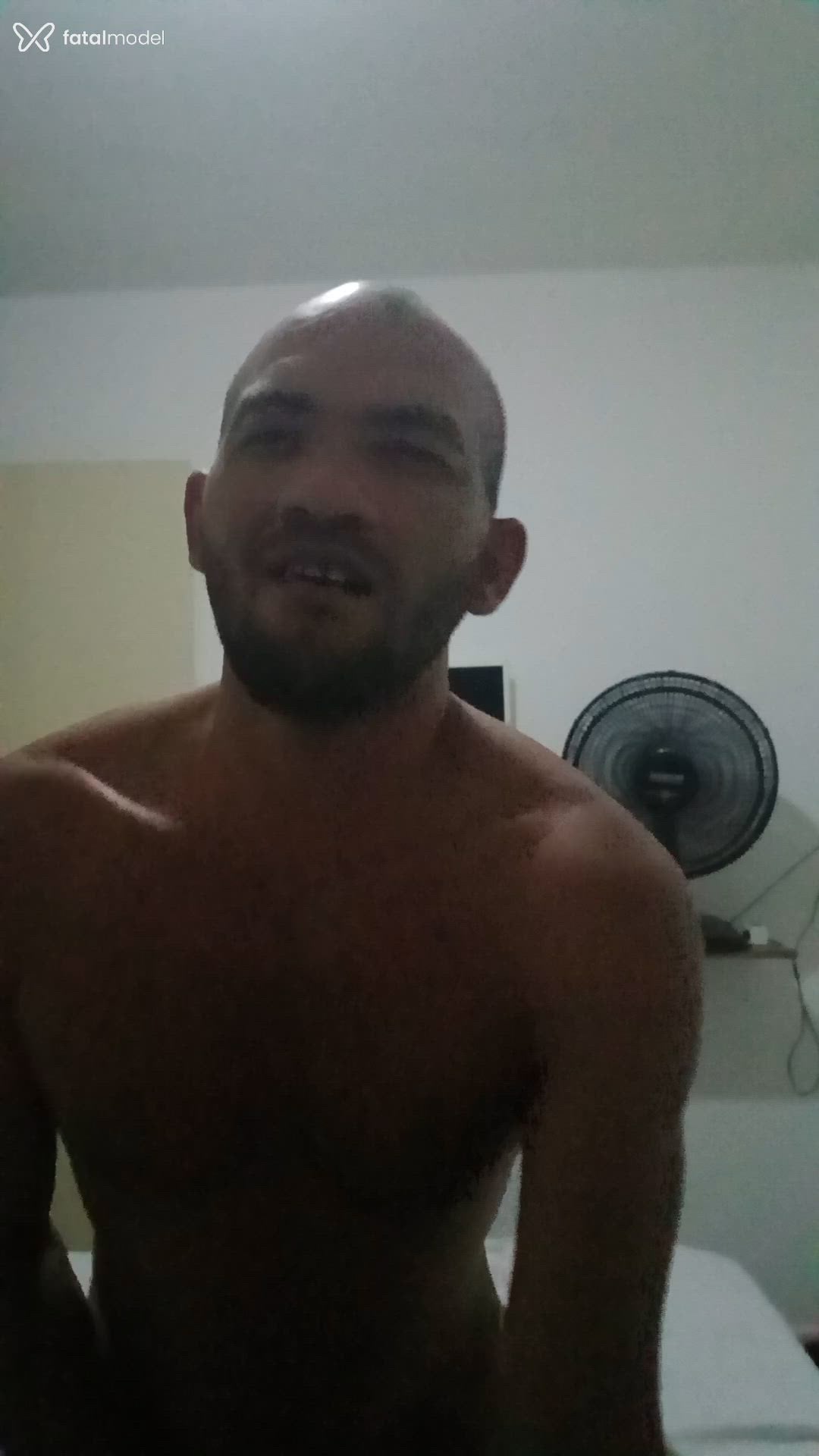 Acompanhante homem com cabelo castanho de olhos verdes - Js ramos