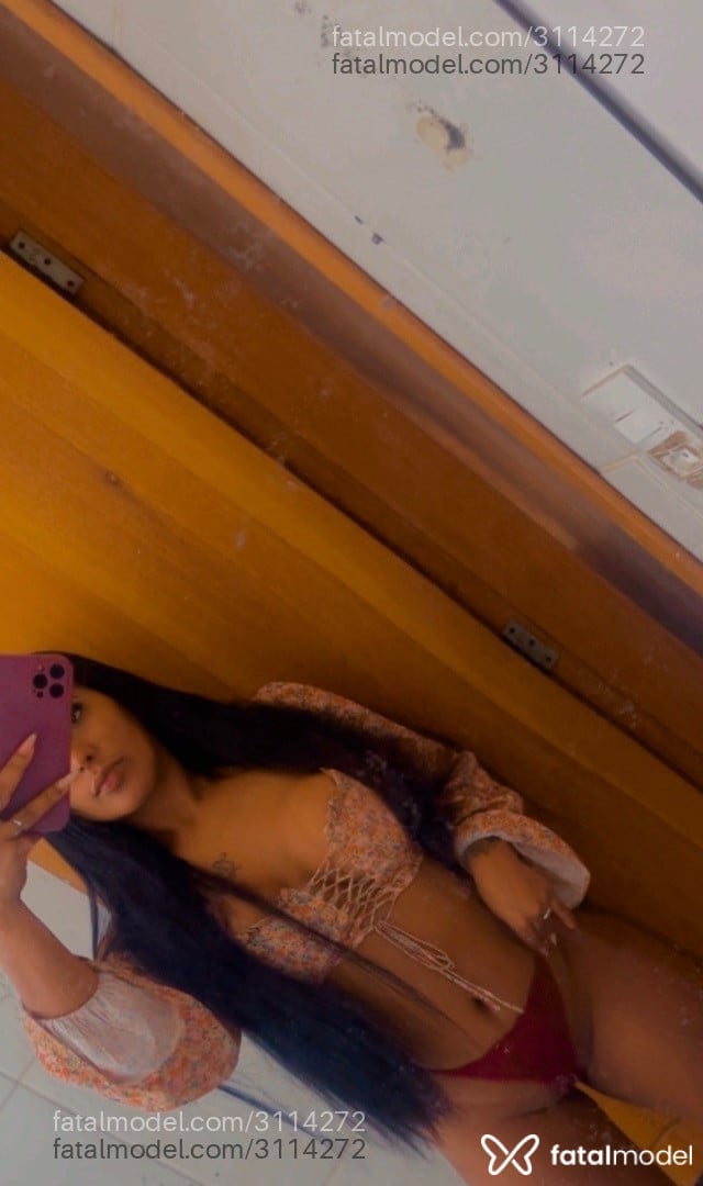 Acompanhante mulher morena (o) de olhos pretos - Malu