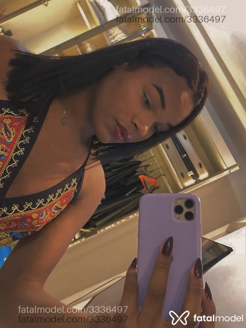 Acompanhante mulher trans morena (o) de olhos pretos - Aghata