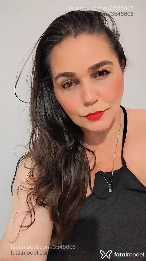 Acompanhante mulher morena (o) de olhos castanhos - Gonçalves Jany