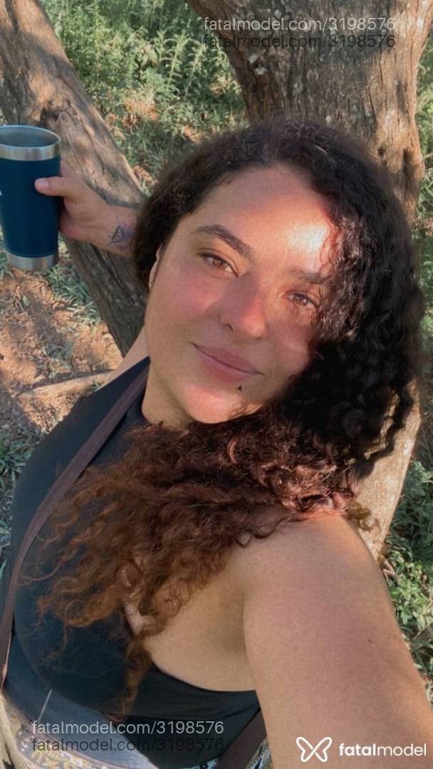 Acompanhante mulher com cabelo castanho de olhos castanhos em Cabo Frio - Pérola