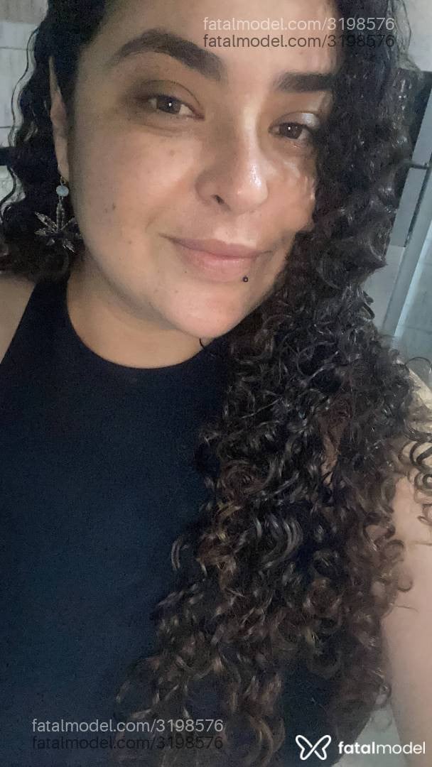 Acompanhante mulher com cabelo castanho de olhos castanhos em Cabo Frio - Pérola