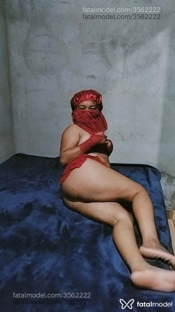 Acompanhante mulher morena (o) de olhos pretos - Chapeuzin Vermelho
