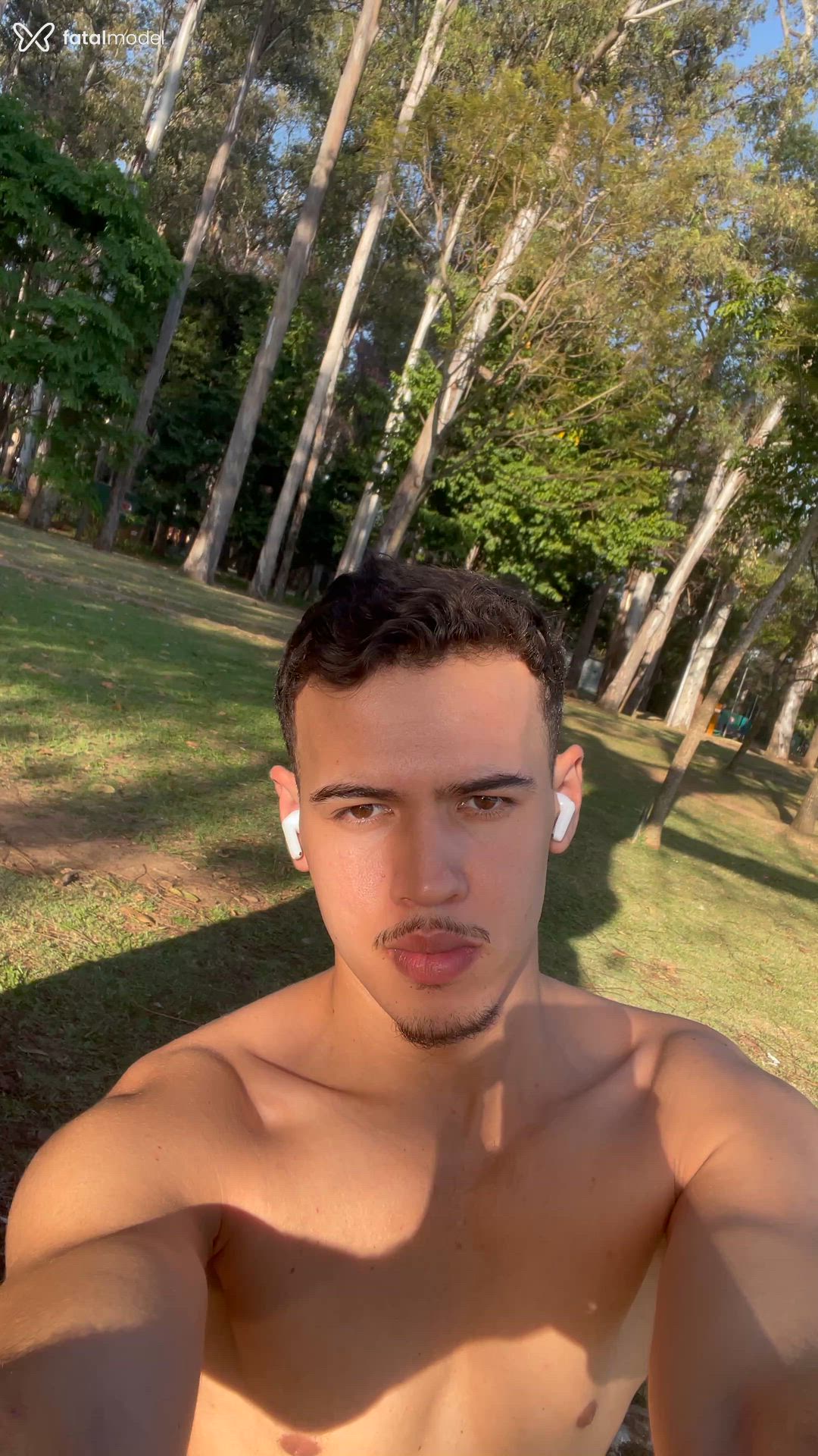 Acompanhante homem com cabelo castanho de olhos castanhos - Dantas