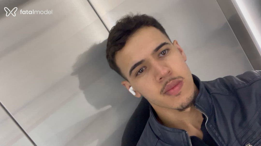 Acompanhante homem com cabelo castanho de olhos castanhos - Dantas