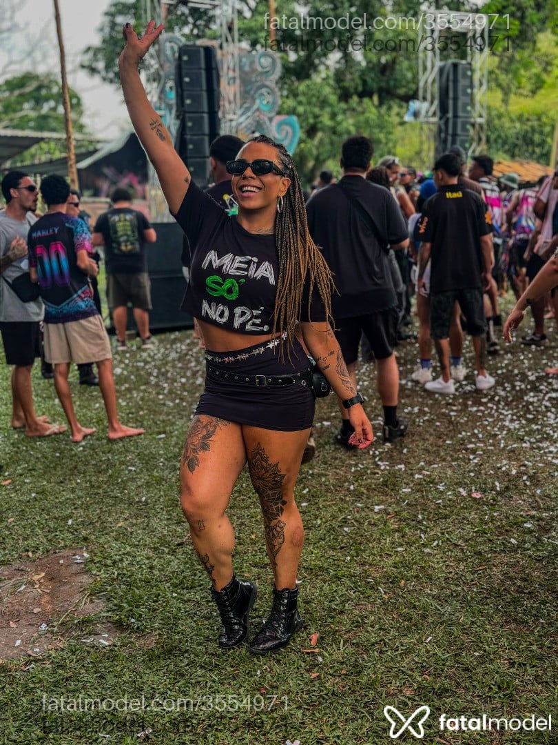 Acompanhante mulher com cabelo castanho de olhos castanhos - Morena Acompanhante mulher com cabelo castanho de olhos castanhos - Morena