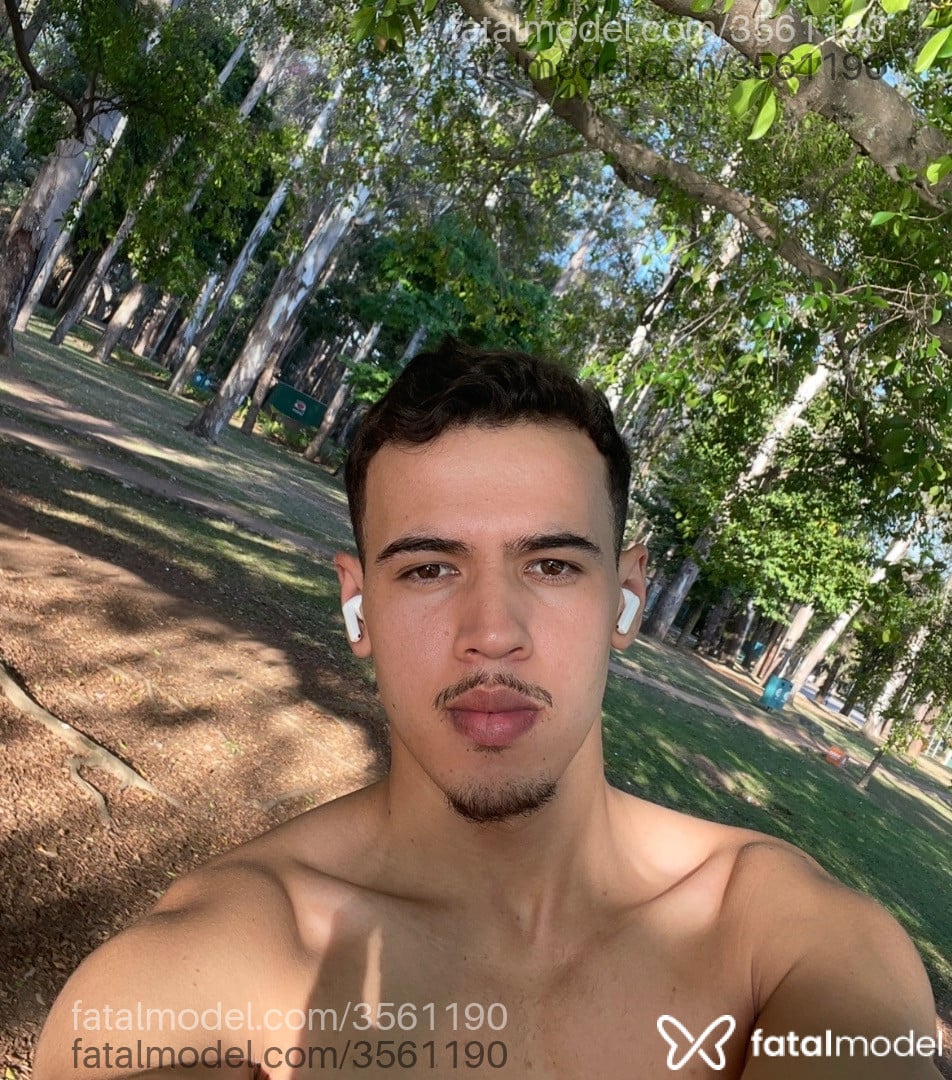 Acompanhante homem com cabelo castanho de olhos castanhos - Dantas