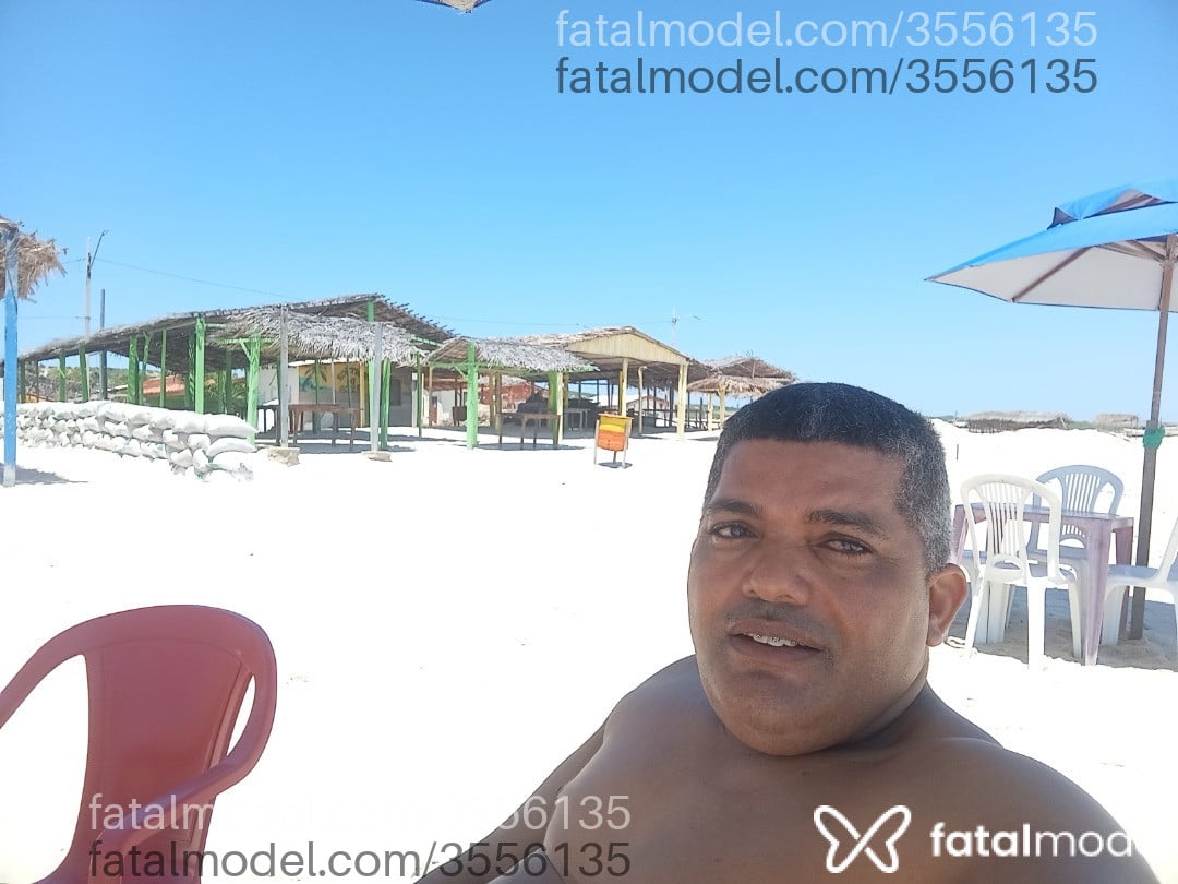 Acompanhante homem com cabelo grisalho de olhos pretos - Potrancado