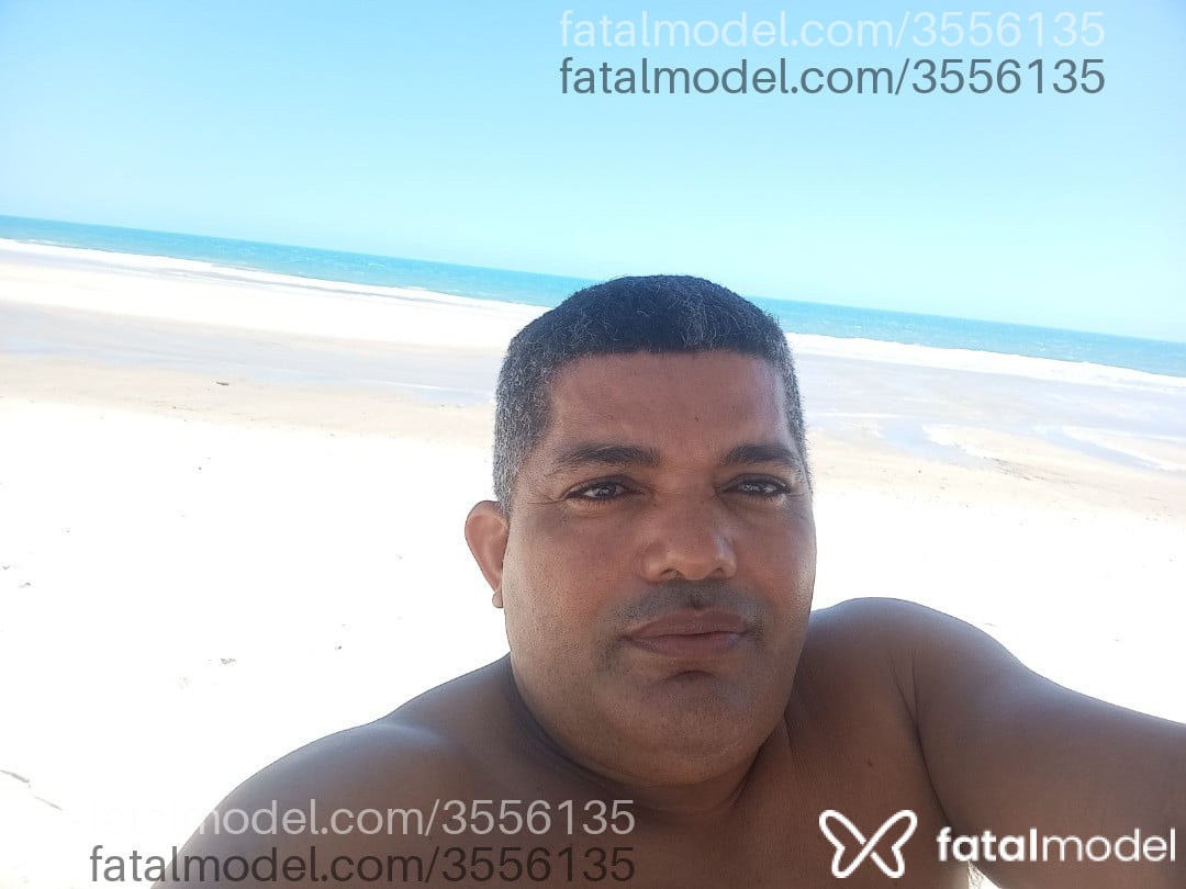 Acompanhante homem com cabelo grisalho de olhos pretos - Potrancado