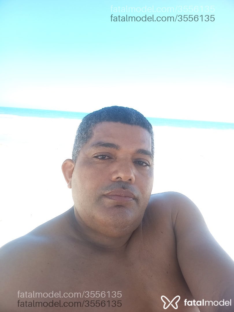 Acompanhante homem com cabelo grisalho de olhos pretos - Potrancado