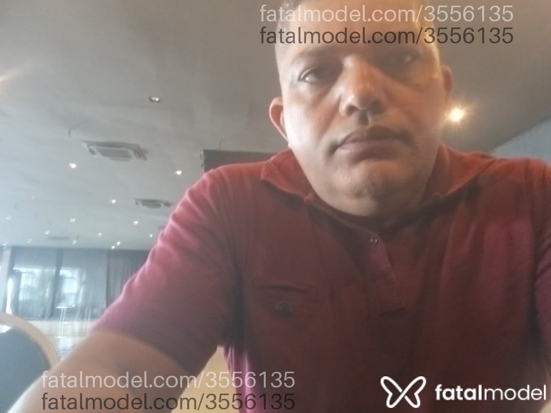 Acompanhante homem com cabelo grisalho de olhos pretos - Potrancado