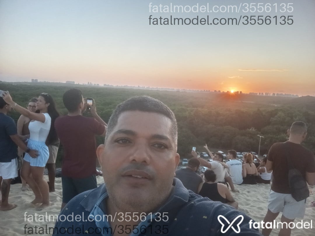 Acompanhante homem com cabelo grisalho de olhos pretos - Potrancado