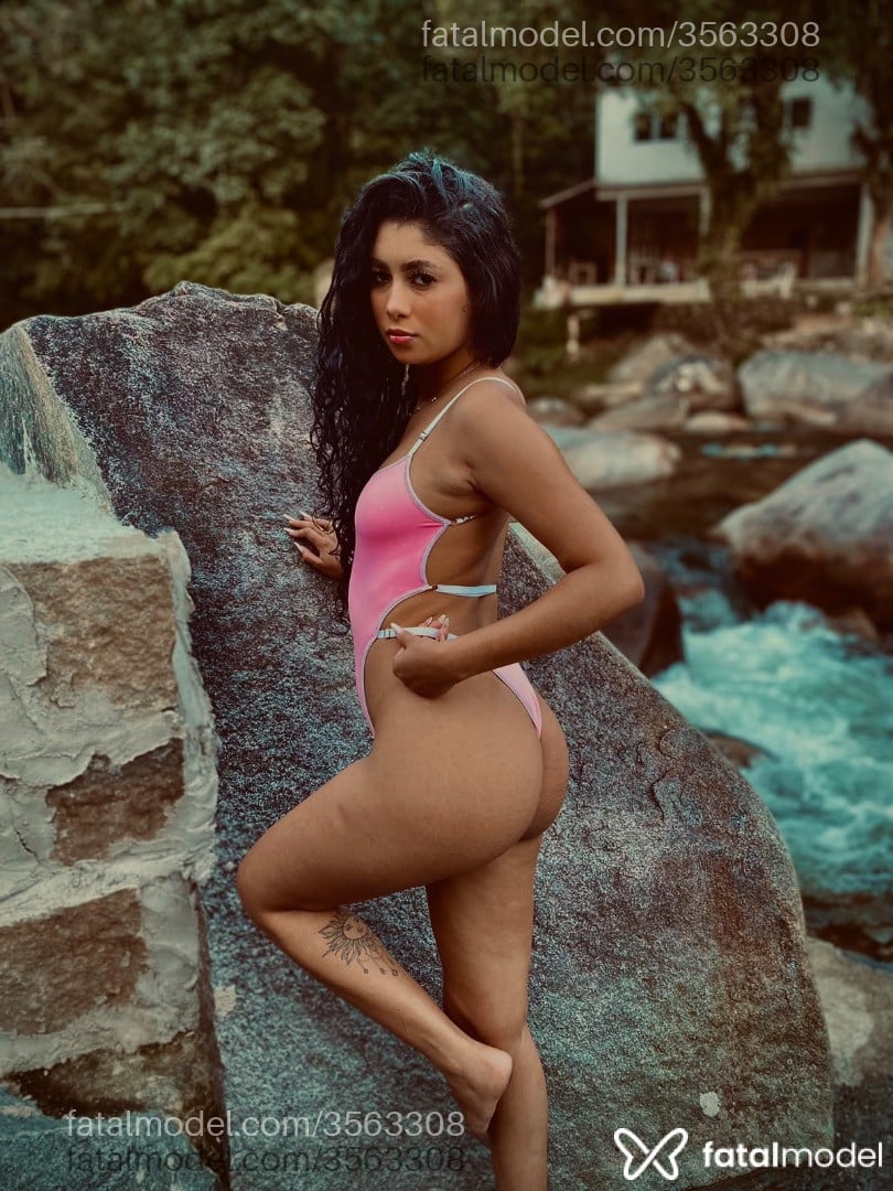 Acompanhante mulher morena (o) de olhos pretos - Radija