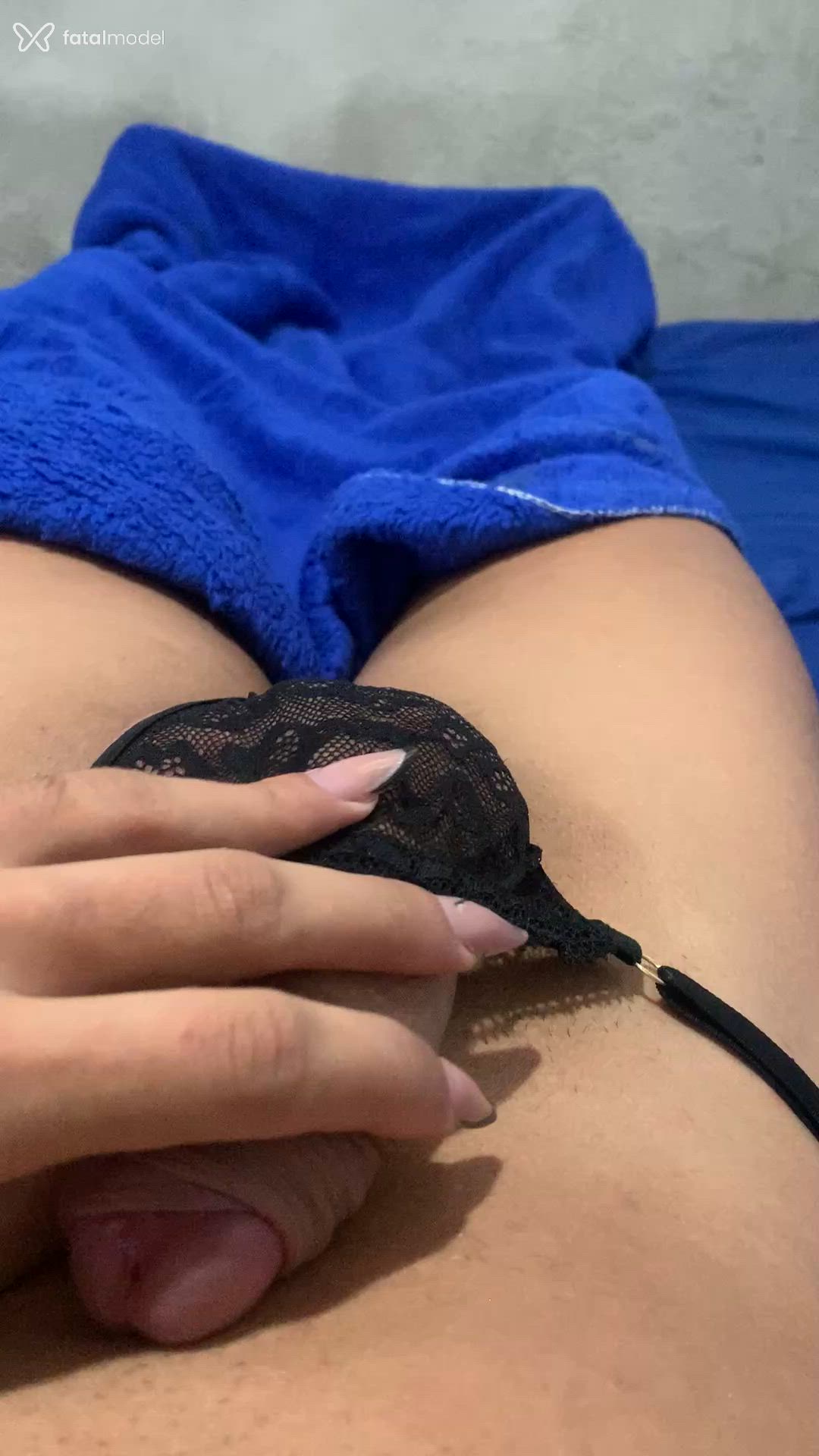 Acompanhante não-binário com cabelo castanho de olhos pretos - Afeminada Vers