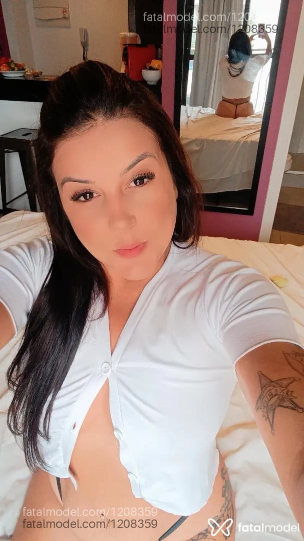 Acompanhante mulher com cabelo castanho de olhos castanhos - Cris Amaral