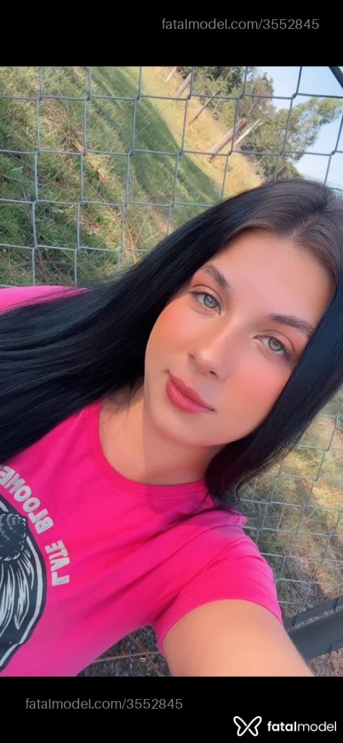 Acompanhante mulher morena (o) de olhos verdes - Penélope