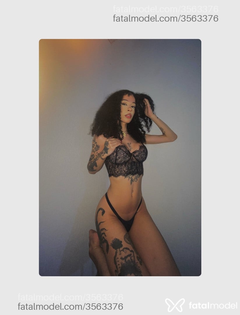 Acompanhante mulher trans morena (o) de olhos castanhos - Lola Blackwood