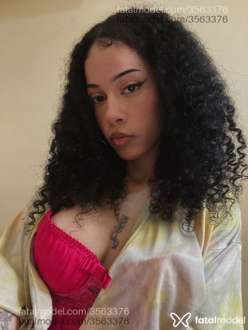 Acompanhante mulher trans morena (o) de olhos castanhos - Lola Blackwood